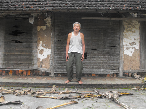 Cụ Sử trước căn nhà tềnh toàng rách nát. Cụ Sử trước căn nhà tềnh toàng rách nát.