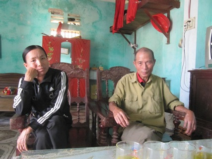 Hai vợ chồng ông Lệ (bố mẹ Nghĩa) cho rằng nguyên nhân con trai mình đâm vào vùng kí của anh Thông là do bắt gặp anh Thông và vợ mình đang ôm nhau