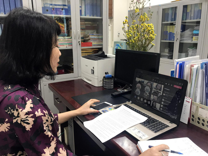 Cô giáo Nguyễn Thị Kim Viên, Hiệu trưởng Trường tiểu học Võ Thị Sáu (quận Lê Chân) dự giờ dạy trực tuyến của giáo viên nhà trường (Ảnh: Lã Tiến) Cô giáo Nguyễn Thị Kim Viên, Hiệu trưởng Trường tiểu học Võ Thị Sáu (quận Lê Chân) dự giờ dạy trực tuyến của giáo viên nhà trường (Ảnh: Lã Tiến)