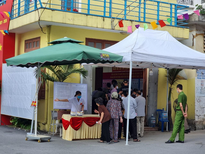 Cử tri phường Trần Nguyên Hãn nô nức tham gia bỏ phiếu (Ảnh: Phương Linh)