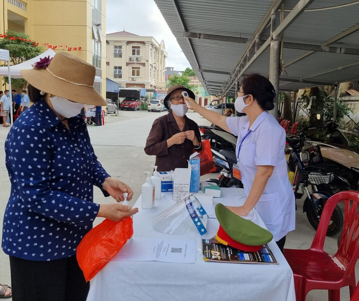 Việc sát khuẩn tay, đo thân nhiệt được kiểm soát chặt chẽ từ khu vực cổng vào các điểm tổ chức bỏ phiếu. (Ảnh: Phương Linh)