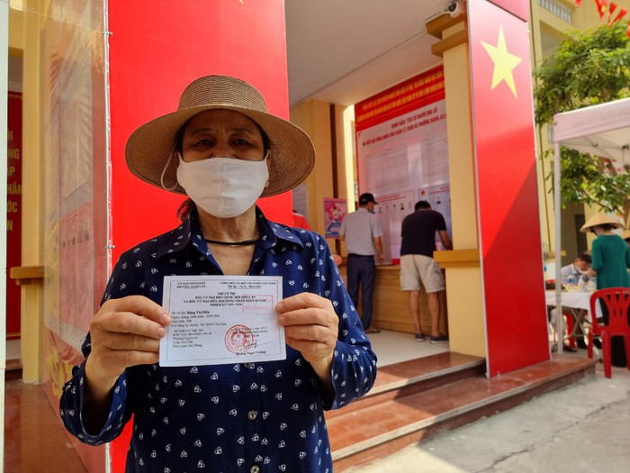 Bà Đặng Thị Hiền (Sinh năm 1945) tại khu vực bỏ phiếu số 4, phường Nghĩa Xá (quận Lê Chân, Hải Phòng) cho biết: “Tôi đã nhiều lần tham gia bầu cử và đây là lần đặc biệt nhất bởi ngày hội toàn dân được tổ chức trong bối cảnh cả nước đang gồng mình đối phó với dịch bệnh. Từ sớm lực lượng chức năng đã có mặt để hướng dẫn người dân thực hiện giãn cách, sát khuẩn tay, đo nhiệt độ và nhắc nhở đeo khẩu trang. Tôi cũng như những người dân rất biết ơn những lực lượng tham gia đảm bảo ngày hội bầu cử toàn dân được tổ chức trọn vẹn, an toàn”. (Ảnh: Phương Linh)
