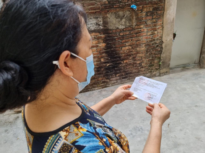 “Dù không phải lần đầu tiên tham gia bầu cử nhưng tôi vẫn luôn háo hức chuẩn bị và mong chờ đến ngày hội bầu cử toàn dân. Để có thể lựa chọn ra ứng cử viên xứng đáng để có thể gửi gắm ý chí, nguyện vọng của bản thân tôi đã nghiên cứu rất kỹ thông tin, tiểu sử của các đại diện tham gia ứng cử” bà Nguyễn Thị Huệ (Sinh năm 1964) tham gia bỏ phiểu tại phường Hồ Nam (quận Lê Chân) chia sẻ. (Ảnh: Phương Linh)