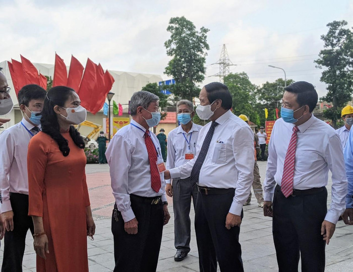 Cũng trong sáng cùng ngày, Phó Thủ tướng Chính phủ Lê Văn Thành dự khai mạc và tham gia bỏ phiếu bầu cử tại Tổ bầu cử số 1, phường Đổng Quốc Bình, quận Ngô Quyền (Ảnh: Lã Tiến)