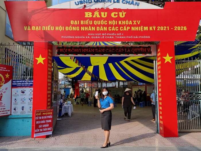 Một cử tri lưu lại kỷ niệm tham gia ngày hội trọng đại của toàn dân (Ảnh: Phương Linh)