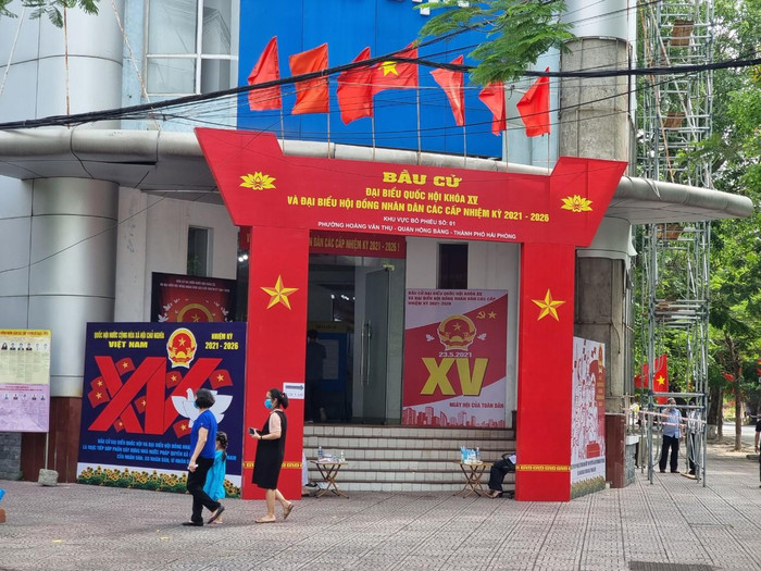 Theo ghi nhận của tại một số điểm tổ chức bỏ phiếu như phường Nghĩa Xá, phường Trần Nguyên Hãn, phường Hồ Nam, phường Hoàng Văn Thụ,…từ 7h sáng, cử tri đã có mặt để thực hiện quyền bầu cử (Ảnh: Phương Linh)