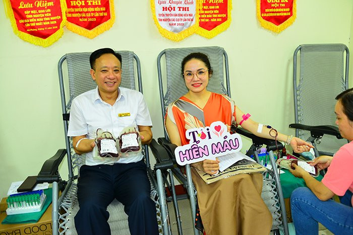 Phó giáo sư Phạm Xuân Dương - Hiệu trưởng Trường Đại học Hàng hải Việt Nam (bên trái) đánh dấu lần hiến máu thứ 59 của mình (Ảnh: TK) GDVN_dhhh-hien-mau-5.jpg