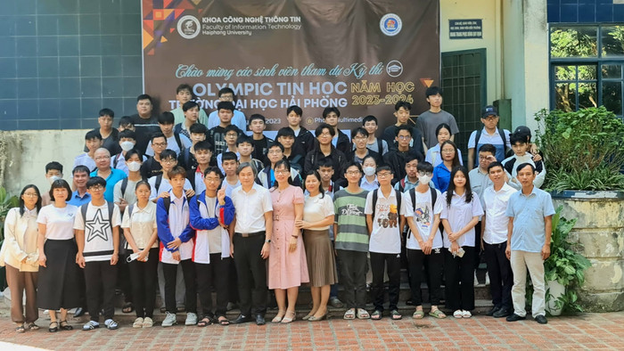 Sinh viên của Khoa Công nghệ thông tin còn được trải nghiệm qua các Cuộc thi Vô địch Tin học văn phòng (Ảnh: ĐN) GDVN_khoa-cntt-dhhp-3.jpg