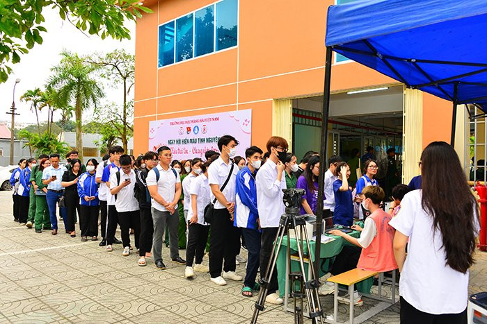 Sinh viên Trường Đại học Hàng hải Việt Nam tích cực tham gia hiến máu tình nguyện (Ảnh: TK) GDVN_dhhh-hien-mau-6.jpg