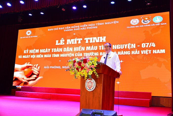 Phó giáo sư Nguyễn Minh Đức - Phó hiệu trưởng Trường Đại học Hàng hải Việt Nam phát biểu hưởng ứng (Ảnh: TK) GDVN_dhhh-hien-mau-2.jpg