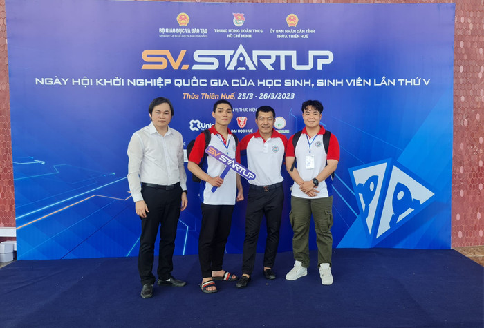 Phó giáo sư Lê Đắc Nhường (bên trái) (Ảnh: NVCC) GDVN_thay-nhuong-1.jpg