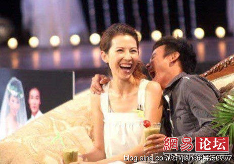 Trương Tấn "lẻn" vào nhà Thái Thiếu Phân xếp nến tình yêu. Sau khi hai người công khai tình yêu, Trương Tấn nhiều lần muốn tìm cơ hội để cầu hôn với Thái Thiếu Phân, nhưng có lần do bố mẹ cô “sơ ý” đã làm lộ kế hoạch của anh khiến anh vừa ngượng vừa bực với “nhạc mẫu, nhạc phụ” tương lai. Về sau, Trương Tấn đã gặp được Trần Pháp Dung và Chu Ân, vốn là những cô bạn thân của Thái Thiếu Phân và nhờ họ giúp đỡ cho màn cầu hôn của anh. Lần đó, Trương Tấn "lẻn" vào nhà Thái Thiếu Phân, xếp hàng trăm cây nến hình chữ Ái Tâm (trái tim yêu). Sau đó nhiệm vụ của Trần Pháp Dung và Chu Ân là gọi cho bằng được Thái Thiếu Phân về nhà có việc gấp. Sau đó, dưới sự chứng kiến của hai cô bạn, Thái Thiếu Phân đã đổ gục trước màn cầu hôn lãng mạn, ngọt ngào của Trương Tấn. Trương Tấn "lẻn" vào nhà Thái Thiếu Phân xếp nến tình yêu. Sau khi hai người công khai tình yêu, Trương Tấn nhiều lần muốn tìm cơ hội để cầu hôn với Thái Thiếu Phân, nhưng có lần do bố mẹ cô “sơ ý” đã làm lộ kế hoạch của anh khiến anh vừa ngượng vừa bực với “nhạc mẫu, nhạc phụ” tương lai. Về sau, Trương Tấn đã gặp được Trần Pháp Dung và Chu Ân, vốn là những cô bạn thân của Thái Thiếu Phân và nhờ họ giúp đỡ cho màn cầu hôn của anh. Lần đó, Trương Tấn "lẻn" vào nhà Thái Thiếu Phân, xếp hàng trăm cây nến hình chữ Ái Tâm (trái tim yêu). Sau đó nhiệm vụ của Trần Pháp Dung và Chu Ân là gọi cho bằng được Thái Thiếu Phân về nhà có việc gấp. Sau đó, dưới sự chứng kiến của hai cô bạn, Thái Thiếu Phân đã đổ gục trước màn cầu hôn lãng mạn, ngọt ngào của Trương Tấn.