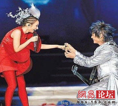 A Tẩm cầu hôn Phi Nhi ngay trên sàn diễn. Phi Nhi và A Tẩm đều là thành viên của nhóm nhạc Phi Nhi. Nhân một sự kiện, hai người đã có màn cầu hôn ngay trên sân khấu Đài Bắc vào năm ngoái khiến anh chàng độc thân Trần Kiến Ninh, đồng thời là trưởng nhóm không dám xem tiếp màn cầu hôn của hai người, fan hâm mộ thì xôn xao và mừng khôn tả, ai cũng mừng cho cặp đôi này và họ cảm thấy thật may mắn vì đã mua vé đi xem show diễn hôm đó của ban nhạc này. A Tẩm cầu hôn Phi Nhi ngay trên sàn diễn. Phi Nhi và A Tẩm đều là thành viên của nhóm nhạc Phi Nhi. Nhân một sự kiện, hai người đã có màn cầu hôn ngay trên sân khấu Đài Bắc vào năm ngoái khiến anh chàng độc thân Trần Kiến Ninh, đồng thời là trưởng nhóm không dám xem tiếp màn cầu hôn của hai người, fan hâm mộ thì xôn xao và mừng khôn tả, ai cũng mừng cho cặp đôi này và họ cảm thấy thật may mắn vì đã mua vé đi xem show diễn hôm đó của ban nhạc này.