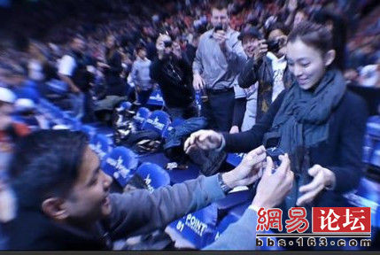 Trần Kiện Châu cầu hôn Phạm Vỹ Kỳ tại giải thi đấu NBA. Cuộc tình hơn 10 năm của hai người này kết trái bằng một màn cầu hôn không kém phần thi vị. Ngày 17/2/2010, tại nhà thi đấu giải NBA ở thành phố New York, trong giờ nghỉ giải lao giữa trận, Trần Kiện Châu quay sang hỏi Phạm Vỹ Kỳ “Chúng mình yêu nhau được bao lâu rồi em?”, Phạm Vỹ Kỳ nghĩ một lát rồi trả lời: “Được 10 năm rồi”. Chỉ đợi có vậy, Trần Kiện Châu liền rút nhẫn chuẩn bị từ trước trong túi áo ra và cầu hôn người đẹp họ Phạm trước 20 ngàn người hâm mộ môn bóng rổ có mặt tại giải NBA. Phạm Vỹ Kỳ ngạc nhiên đến mức nước mắt cứ thế tuôn ra và không quên cái gật đầu hạnh phúc. Trần Kiện Châu cầu hôn Phạm Vỹ Kỳ tại giải thi đấu NBA. Cuộc tình hơn 10 năm của hai người này kết trái bằng một màn cầu hôn không kém phần thi vị. Ngày 17/2/2010, tại nhà thi đấu giải NBA ở thành phố New York, trong giờ nghỉ giải lao giữa trận, Trần Kiện Châu quay sang hỏi Phạm Vỹ Kỳ “Chúng mình yêu nhau được bao lâu rồi em?”, Phạm Vỹ Kỳ nghĩ một lát rồi trả lời: “Được 10 năm rồi”. Chỉ đợi có vậy, Trần Kiện Châu liền rút nhẫn chuẩn bị từ trước trong túi áo ra và cầu hôn người đẹp họ Phạm trước 20 ngàn người hâm mộ môn bóng rổ có mặt tại giải NBA. Phạm Vỹ Kỳ ngạc nhiên đến mức nước mắt cứ thế tuôn ra và không quên cái gật đầu hạnh phúc.