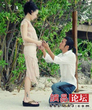 Tạ Đình Phong cầu hôn Trương Bá Chi trên bãi biển. Dù giờ đây hai người đã chia tay nhưng màn cầu hôn lãng mạn của hai người từng khiến bao cô gái trẻ phải ao ước. Để thực hiện màn cầu hôn này, Tạ Đình Phong cũng phải lao tâm khổ tứ nghĩ ra cách “lừa” ngọt Trương Bá Chi đi ra một hòn đảo nhỏ cùng mình, tất cả người dân đảo cũng đều tỏ ra không biết có chuyện gì, sau đó thì Tạ Đình Phong bất ngờ quỳ xuống cầu hôn Trương Bá Chi, cũng nhẫn, cũng hoa, nến… đầy lãng mạn. Tạ Đình Phong cầu hôn Trương Bá Chi trên bãi biển. Dù giờ đây hai người đã chia tay nhưng màn cầu hôn lãng mạn của hai người từng khiến bao cô gái trẻ phải ao ước. Để thực hiện màn cầu hôn này, Tạ Đình Phong cũng phải lao tâm khổ tứ nghĩ ra cách “lừa” ngọt Trương Bá Chi đi ra một hòn đảo nhỏ cùng mình, tất cả người dân đảo cũng đều tỏ ra không biết có chuyện gì, sau đó thì Tạ Đình Phong bất ngờ quỳ xuống cầu hôn Trương Bá Chi, cũng nhẫn, cũng hoa, nến… đầy lãng mạn.