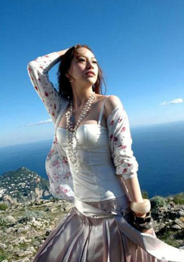 Nữ diễn viên Mị Na Mục Tra từ khi còn là một cậu bé con đã có khát khao trở thành một thiếu nữ, chỉ đến năm 20 tuổi khi được sự khích lệ của nghệ sĩ chuyển đổi giới tính nổi tiếng nhất Trung Quốc Kim Kinh thì chàng thanh niên Xa Quân (tên gốc của Mị Na Mục Tra) đã quyết định sang Thái Lan để thực hiện phẫu thuật chuyển giới. Nữ diễn viên Mị Na Mục Tra từ khi còn là một cậu bé con đã có khát khao trở thành một thiếu nữ, chỉ đến năm 20 tuổi khi được sự khích lệ của nghệ sĩ chuyển đổi giới tính nổi tiếng nhất Trung Quốc Kim Kinh thì chàng thanh niên Xa Quân (tên gốc của Mị Na Mục Tra) đã quyết định sang Thái Lan để thực hiện phẫu thuật chuyển giới.