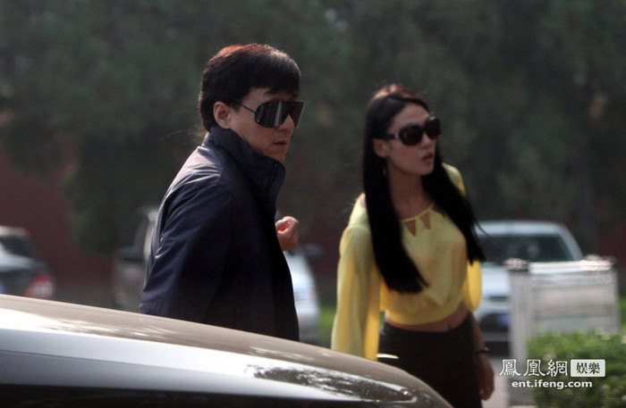 Đến sớm trước 1 tiếng để đón Thành Long bay đến từ Bắc Kinh. Đến sớm trước 1 tiếng để đón Thành Long bay đến từ Bắc Kinh.