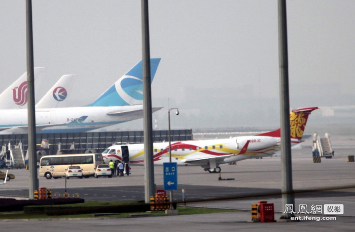 Phi cơ riêng của Thành Long tại sân bay Toronto (màu đỏ bên phải). Phi cơ riêng của Thành Long tại sân bay Toronto (màu đỏ bên phải).