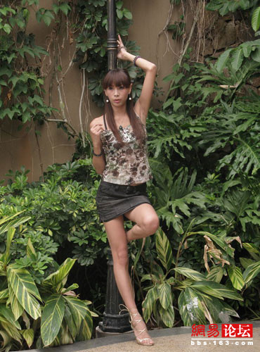 Về quyết định phẫu thuật chuyển giới, Lưu Huyền Di cho biết cô cảm thấy hạnh phúc khi được sống thật với chính mình và không bao giờ cảm thấy hối hận. Không chỉ dừng ở phẫu thuật chuyển đổi giới tính, Lưu Huyền Di còn quyết định trở về quê cũ Qúy Châu để đổi chứng minh thư cũng như tên tuổi trong sổ hộ khẩu thành một người phụ nữ hoàn toàn. Về quyết định phẫu thuật chuyển giới, Lưu Huyền Di cho biết cô cảm thấy hạnh phúc khi được sống thật với chính mình và không bao giờ cảm thấy hối hận. Không chỉ dừng ở phẫu thuật chuyển đổi giới tính, Lưu Huyền Di còn quyết định trở về quê cũ Qúy Châu để đổi chứng minh thư cũng như tên tuổi trong sổ hộ khẩu thành một người phụ nữ hoàn toàn.