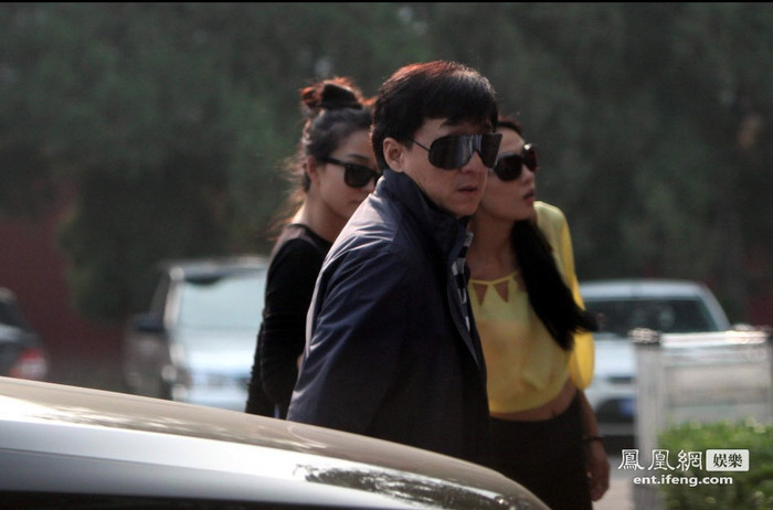 Đến dự LHP Toronto lần thứ 37 lần này, Thành Long sẽ mang đến bộ phim "12 con giáp" (Zodiac) để tham dự giải. Trước khi chuyên cơ của anh hạ cánh, đã có một vài nữ diễn viên được sắp xếp sẵn ở sân bay đón chào và sẵn sàng trở thành nhân viên xách hành lý, mở cửa xe... cho Thành Long. Đến dự LHP Toronto lần thứ 37 lần này, Thành Long sẽ mang đến bộ phim "12 con giáp" (Zodiac) để tham dự giải. Trước khi chuyên cơ của anh hạ cánh, đã có một vài nữ diễn viên được sắp xếp sẵn ở sân bay đón chào và sẵn sàng trở thành nhân viên xách hành lý, mở cửa xe... cho Thành Long.