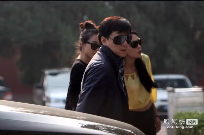 Đến dự LHP Toronto lần thứ 37 lần này, Thành Long sẽ mang đến bộ phim "12 con giáp" (Zodiac) để tham dự giải. Trước khi chuyên cơ của anh hạ cánh, đã có một vài nữ diễn viên được sắp xếp sẵn ở sân bay đón chào và sẵn sàng trở thành nhân viên xách hành lý, mở cửa xe... cho Thành Long.