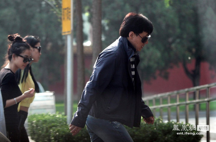 Họ như những nữ vệ sĩ xinh đẹp luôn đi sau vua hài kungfu. Họ như những nữ vệ sĩ xinh đẹp luôn đi sau vua hài kungfu.