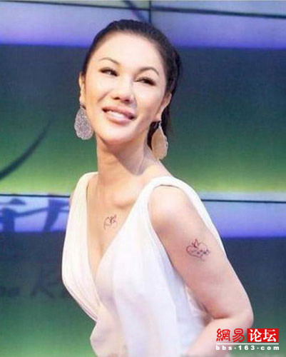 Thế nhưng khi đó Đài Loan vẫn chưa cho phép thực hiện việc này, vì vậy trường hợp của Lợi Tinh được chuyển sang Singapore để thực hiện cuộc đại phẫu trở thành người đẹp Ngô Minh Ân (nghệ danh Lợi Tinh) từ chàng trai Ngô Trung Minh. Năm 2002, người đẹp sinh năm 1962 bí mật kết hôn với ông xã Hứa Dục Nhân kém cô 14 tuổi, hiện tại thu nhập của Lợi Tinh ước tính lên đến hàng trăm ngàn USD. Thế nhưng khi đó Đài Loan vẫn chưa cho phép thực hiện việc này, vì vậy trường hợp của Lợi Tinh được chuyển sang Singapore để thực hiện cuộc đại phẫu trở thành người đẹp Ngô Minh Ân (nghệ danh Lợi Tinh) từ chàng trai Ngô Trung Minh. Năm 2002, người đẹp sinh năm 1962 bí mật kết hôn với ông xã Hứa Dục Nhân kém cô 14 tuổi, hiện tại thu nhập của Lợi Tinh ước tính lên đến hàng trăm ngàn USD.