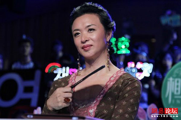 Thế nhưng sau khi phẫu thuật, Kim Tinh đã được là chính mình, cô kết hôn với người chồng ngoại quốc và đóng vai trò là một người phụ nữ của gia đình như bao người phụ nữ truyền thống của Trung Quốc. Thế nhưng sau khi phẫu thuật, Kim Tinh đã được là chính mình, cô kết hôn với người chồng ngoại quốc và đóng vai trò là một người phụ nữ của gia đình như bao người phụ nữ truyền thống của Trung Quốc.