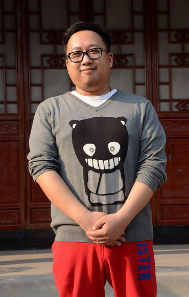 Đạo diễn Vu Chính tại trường quay bộ phim Liên Thành trả lời phỏng vấn về việc chọn Angelababy cho vai Tiểu Long Nữ. Đạo diễn Vu Chính tại trường quay bộ phim Liên Thành trả lời phỏng vấn về việc chọn Angelababy cho vai Tiểu Long Nữ.