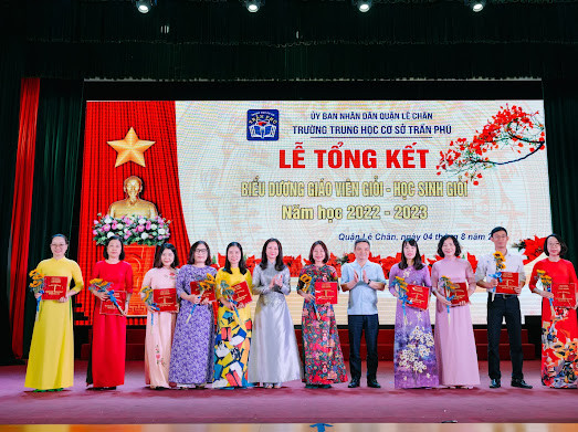 Lãnh đạo quận Lê Chân chúc mừng 10 giáo viên đạt danh hiệu "Viên phấn vàng" trong năm học 2022-2023 (Ảnh: MT)