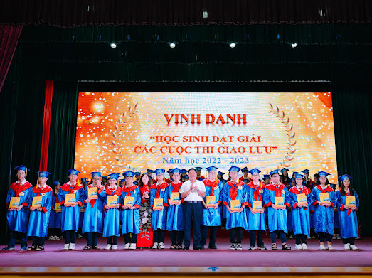 Trường Trung học cơ sở Trần Phú biểu dương các em học sinh đạt thành tích cao trong năm học 2022-2023 (Ảnh: MT)