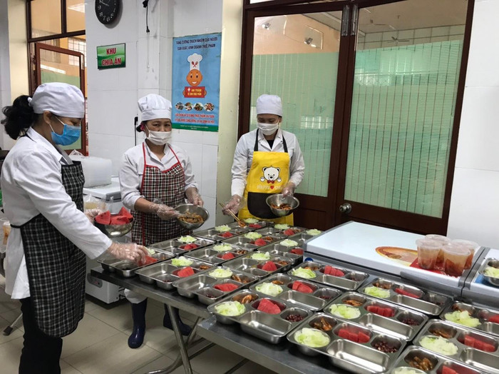 Giáo viên Trường Tiểu học Dư Hàng nấu ăn gửi các lực lượng tham gia phòng chống dịch (Ảnh: Nhà trường cung cấp) Giáo viên Trường Tiểu học Dư Hàng nấu ăn gửi các lực lượng tham gia phòng chống dịch (Ảnh: Nhà trường cung cấp)