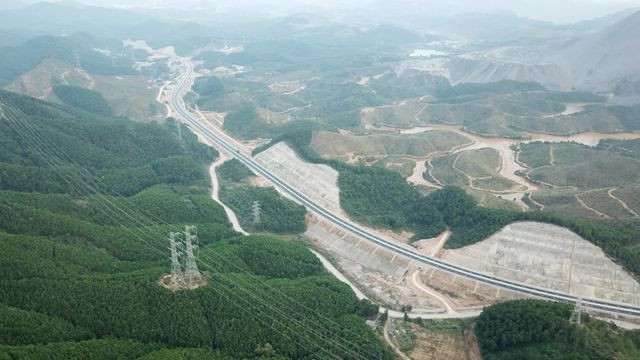 Cao tốc Hạ Long- Vân Đồn qua huyện Hoành Bồ (Quảng Ninh) (Ảnh: CTV) Cao tốc Hạ Long- Vân Đồn qua huyện Hoành Bồ (Quảng Ninh) (Ảnh: CTV)