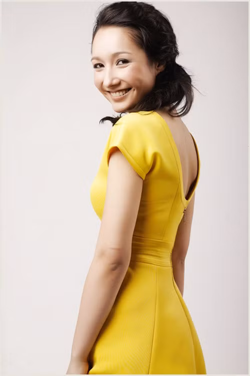 5. Đuôi ngựa trẻ trung Anna đã kết hợp với tóc tết kiểu Pháp và tóc cột đuôi ngựa để tạo một mẫu tóc rất trẻ trung và xinh xắn. Bật mí là kiểu tóc sẽ đẹp hơn nếu bạn buộc lệch. Xem thêm: Những kiểu tóc xinh, ấn tượng cho ngày hè năng động.