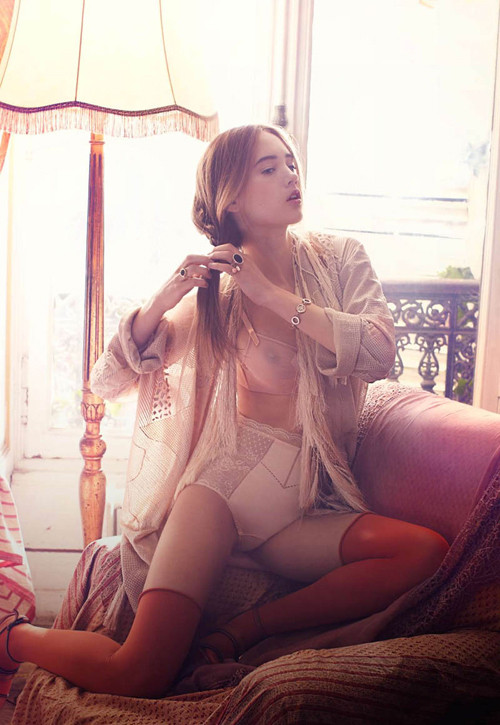 Làm điệu với nội y màu da và áo choàng lanh tua rua điệu đà, mát mẻ. (Ảnh: Xz)