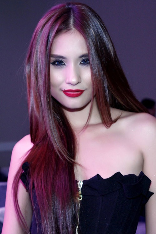 Có lẽ sao Việt như Kim Minh nên hiểu rằng vẻ đẹp châu Á không thể phù hợp với mắt xanh, môi đỏ giống các kiều nữ da trắng, tóc vàng phương Tây được. Hơn thế nữa, màu môi quá đậm khiến lỗi tô son không đều, lòng trong bị phai màu có thể bị "soi" ra rất rõ. Xem thêm: Điểm danh những chiếc "cằm mới" của Sao Việt. Có lẽ sao Việt như Kim Minh nên hiểu rằng vẻ đẹp châu Á không thể phù hợp với mắt xanh, môi đỏ giống các kiều nữ da trắng, tóc vàng phương Tây được. Hơn thế nữa, màu môi quá đậm khiến lỗi tô son không đều, lòng trong bị phai màu có thể bị "soi" ra rất rõ. Xem thêm: Điểm danh những chiếc "cằm mới" của Sao Việt.