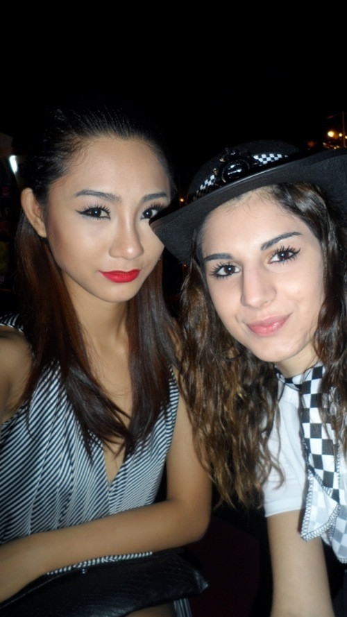 Trà My VNTM 2011 liên tục khiến công chúng choáng váng với khuôn mặt thay đổi nhanh chóng của mình, không chỉ qua nghi án "sửa mũi" mà còn là cả kiểu make up trong lần đi thi quốc tế gần đây. Xem thêm: Điểm danh những chiếc "cằm mới" của Sao Việt. Trà My VNTM 2011 liên tục khiến công chúng choáng váng với khuôn mặt thay đổi nhanh chóng của mình, không chỉ qua nghi án "sửa mũi" mà còn là cả kiểu make up trong lần đi thi quốc tế gần đây. Xem thêm: Điểm danh những chiếc "cằm mới" của Sao Việt.