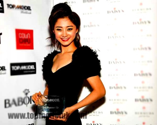 Còn phong cách make up này, cộng thêm kiểu tóc búi "bú rù" khiến Trà My trông như một quý bà từ thời "xa lắc"! Xem thêm: Điểm danh những chiếc "cằm mới" của Sao Việt. Còn phong cách make up này, cộng thêm kiểu tóc búi "bú rù" khiến Trà My trông như một quý bà từ thời "xa lắc"! Xem thêm: Điểm danh những chiếc "cằm mới" của Sao Việt.