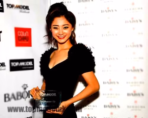 Còn phong cách make up này, cộng thêm kiểu tóc búi "bú rù" khiến Trà My trông như một quý bà từ thời "xa lắc"! Xem thêm: Điểm danh những chiếc "cằm mới" của Sao Việt.