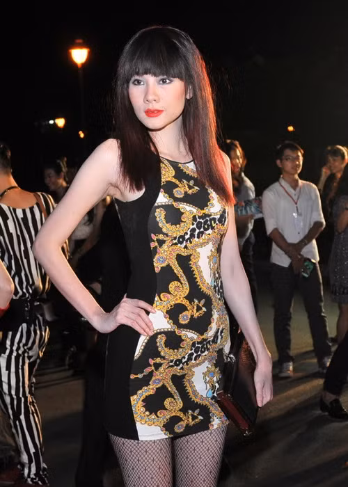 Kiểu make up "màu mè" này khiến Dương Yến Ngọc trông kém sang trọng và tinh tế hơn hẳn. Nhất là cách kết hợp gam màu thế này cũng không còn được giới trẻ ưa chuộng mấy nữa! Xem thêm: Điểm danh những chiếc "cằm mới" của Sao Việt.