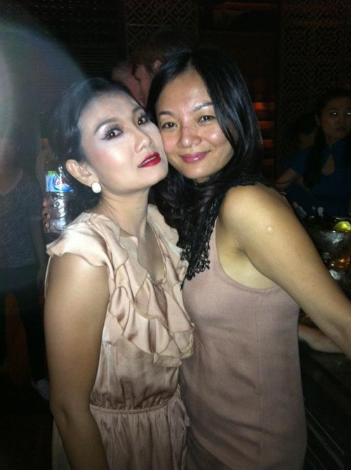 Diễn viên Kim Phượng có thể "dọa" người khác với khuôn mặt make up trắng bệch cùng mắt đậm và màu son thẫm như thế này! Xem thêm: Điểm danh những chiếc "cằm mới" của Sao Việt. Diễn viên Kim Phượng có thể "dọa" người khác với khuôn mặt make up trắng bệch cùng mắt đậm và màu son thẫm như thế này! Xem thêm: Điểm danh những chiếc "cằm mới" của Sao Việt.