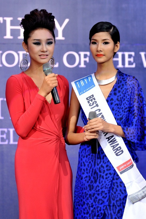 Trà My lại tiếp tục mắc phải lỗi chọn tone màu make up và kiểu tóc quá "cổ lỗ". Màu mắt xanh cùng môi hồng bợt, đi kèm với tóc uốn xoăn và chải dựng khiến cô trông thật "dữ dằn" và "lỗi mốt". Hoàng Thùy tuy không lòe loẹt bằng nhưng kiểu make up đậm thế này cũng khiến vẻ mặt của cô trông không đẹp và mất tự nhiên hơn hẳn. Xem thêm: Điểm danh những chiếc "cằm mới" của Sao Việt. Trà My lại tiếp tục mắc phải lỗi chọn tone màu make up và kiểu tóc quá "cổ lỗ". Màu mắt xanh cùng môi hồng bợt, đi kèm với tóc uốn xoăn và chải dựng khiến cô trông thật "dữ dằn" và "lỗi mốt". Hoàng Thùy tuy không lòe loẹt bằng nhưng kiểu make up đậm thế này cũng khiến vẻ mặt của cô trông không đẹp và mất tự nhiên hơn hẳn. Xem thêm: Điểm danh những chiếc "cằm mới" của Sao Việt.