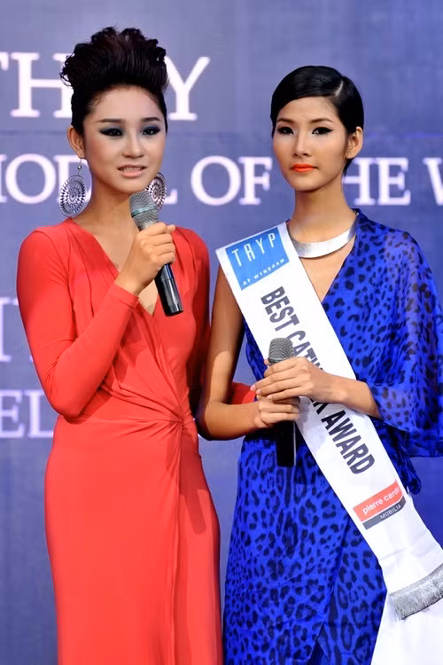 Trà My lại tiếp tục mắc phải lỗi chọn tone màu make up và kiểu tóc quá "cổ lỗ". Màu mắt xanh cùng môi hồng bợt, đi kèm với tóc uốn xoăn và chải dựng khiến cô trông thật "dữ dằn" và "lỗi mốt". Hoàng Thùy tuy không lòe loẹt bằng nhưng kiểu make up đậm thế này cũng khiến vẻ mặt của cô trông không đẹp và mất tự nhiên hơn hẳn. Xem thêm: Điểm danh những chiếc "cằm mới" của Sao Việt.