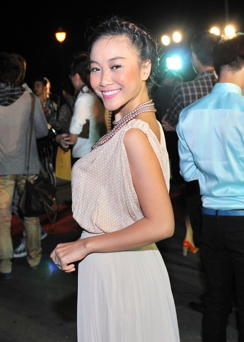 Hàng mi dày và cong vút của Đoan Trang sẽ hoàn hảo hơn nếu không bị vương lớp phấn trắng lên trên. Xem thêm: Điểm danh những chiếc "cằm mới" của Sao Việt. Hàng mi dày và cong vút của Đoan Trang sẽ hoàn hảo hơn nếu không bị vương lớp phấn trắng lên trên. Xem thêm: Điểm danh những chiếc "cằm mới" của Sao Việt.