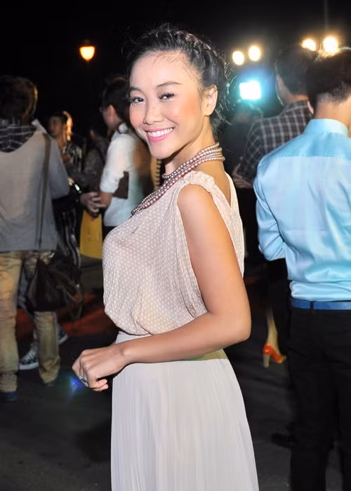 Hàng mi dày và cong vút của Đoan Trang sẽ hoàn hảo hơn nếu không bị vương lớp phấn trắng lên trên. Xem thêm: Điểm danh những chiếc "cằm mới" của Sao Việt.