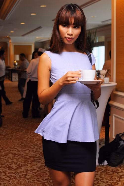 Gam màu tím pastel của áo cùng màu tóc nâu đồng đã vô tình làm lộ màu da hơi xỉn của Hà Anh, tuy nhiên cô cũng không biết cách trang điểm để che đi điều đó. Lớp phấn tối màu và có phần hơi mỏng không thể che đi làn da không mấy mịn màng của người đẹp, đồng thời màu son môi tối cũng khiến Hà Anh trông kém tươi tắn hơn hẳn. Xem thêm: Điểm danh những chiếc "cằm mới" của Sao Việt. Gam màu tím pastel của áo cùng màu tóc nâu đồng đã vô tình làm lộ màu da hơi xỉn của Hà Anh, tuy nhiên cô cũng không biết cách trang điểm để che đi điều đó. Lớp phấn tối màu và có phần hơi mỏng không thể che đi làn da không mấy mịn màng của người đẹp, đồng thời màu son môi tối cũng khiến Hà Anh trông kém tươi tắn hơn hẳn. Xem thêm: Điểm danh những chiếc "cằm mới" của Sao Việt.