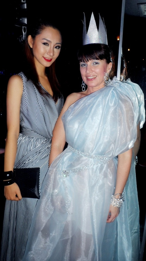 Khuôn mặt được tạo khối quá nhiều và đậm, mắt kẻ sắc cùng môi đỏ tươi trông không hợp mấy với dáng môi khiến mặt Trà My trông rất cứng. Xem thêm: Điểm danh những chiếc "cằm mới" của Sao Việt. Khuôn mặt được tạo khối quá nhiều và đậm, mắt kẻ sắc cùng môi đỏ tươi trông không hợp mấy với dáng môi khiến mặt Trà My trông rất cứng. Xem thêm: Điểm danh những chiếc "cằm mới" của Sao Việt.