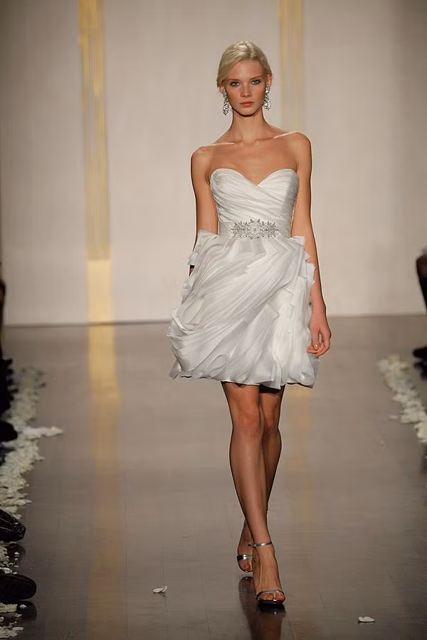 Rất nhiều cô dâu tìm đến với váy cưới ngắn, đầy quyến rũ và gợi tình. Chiếc váy này thường là lựa chọn cho những cô dâu chụp ảnh ngoài trời hay cho những bữa tiệc tối cùng bạn bè sau nghi lễ chính. Xem thêm: Những mẫu váy cưới làm nức lòng cô dâu mùa hạ