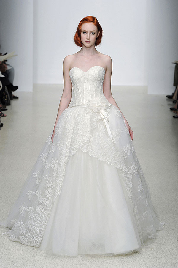 Ở NYC Bridal Market Week năm nay, bạn sẽ bắt gặp ren yểu điệu ở khắp nơi: trên cánh tay, vai, cổ và thân váy của Keneth Pool, Oscar de La Renta và Amsale. Xem thêm: Những mẫu váy cưới làm nức lòng cô dâu mùa hạ Ở NYC Bridal Market Week năm nay, bạn sẽ bắt gặp ren yểu điệu ở khắp nơi: trên cánh tay, vai, cổ và thân váy của Keneth Pool, Oscar de La Renta và Amsale. Xem thêm: Những mẫu váy cưới làm nức lòng cô dâu mùa hạ