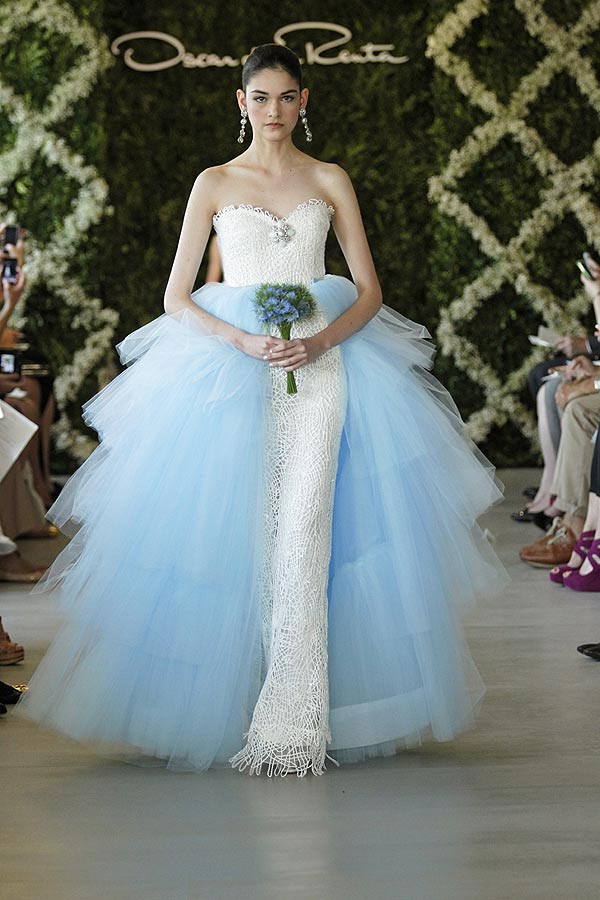 Với những cô dâu muốn mình nổi bật hoàn hảo, những chiếc váy cưới peplum, với hoa, nơ ruy băng và họa tiết hoa cỡ lớn khiến nàng trở thành trung tâm của bữa tiệc. Xem thêm: Những mẫu váy cưới làm nức lòng cô dâu mùa hạ Với những cô dâu muốn mình nổi bật hoàn hảo, những chiếc váy cưới peplum, với hoa, nơ ruy băng và họa tiết hoa cỡ lớn khiến nàng trở thành trung tâm của bữa tiệc. Xem thêm: Những mẫu váy cưới làm nức lòng cô dâu mùa hạ